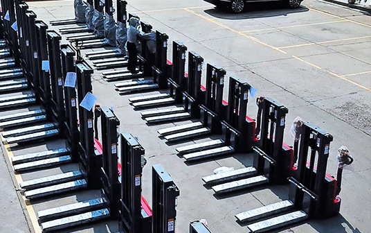 2025年2月28日，金葛完成了向美國的一位新客戶交付一批整柜堆高車，這標志著一段前景光明的業(yè)務關系的開端