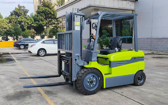 2025年4月15日，金葛完成了向歐洲的一位老客戶交付一批整柜定制顏色的電動叉車，客戶對我們的產(chǎn)品持續(xù)復購，對我們的質(zhì)量非常的認可