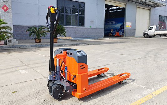 2025年5月21日，金葛完成了向美國的一位新客戶交付一批整柜堆高車，客戶前期對樣品車的認可.也對代表著對本地市場前景的信心